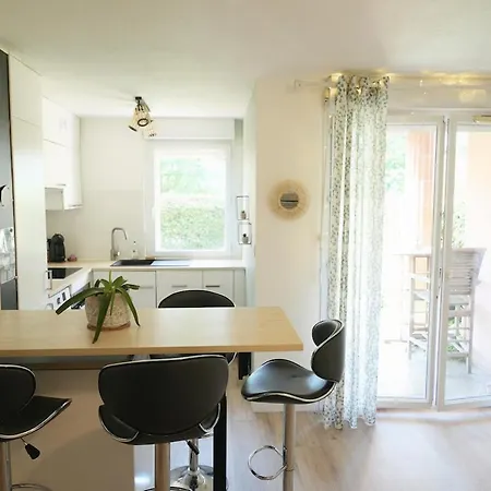 Charming With Private Garden Appartement *